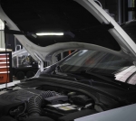 Lámpara LED flexible para capó con 1000 lúmenes, recargable USB-C, base magnética y correas ajustables.